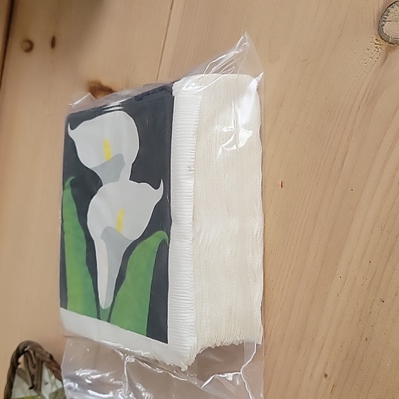 Vintage Kalla Paper Napkins - Picture 2 of 4